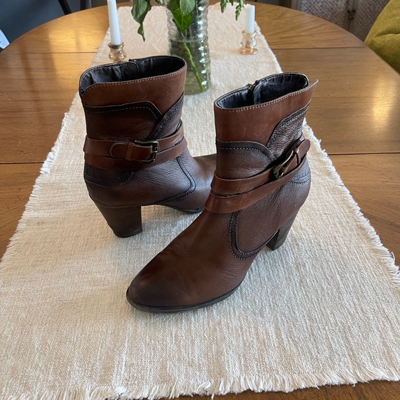 Blondo Weatherproof Brown Booties, size 8 - Picture 2 of 6